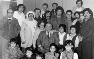 De Italiaanse gezinnen kwamen regelmatig bij elkaar in de pastorie, 1982 - (Bron: Weezer-Uedemer Nachrichten, fotopagina van 4-2-1982).