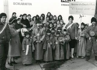 Kleine 'franciscaner monniken uit Assisi' namen in 1983 deel aan het kindercarnaval.
