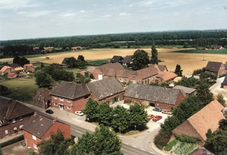Landgoed Denißen met zaal, restaurant en agrarische gebouwen in juli 1988