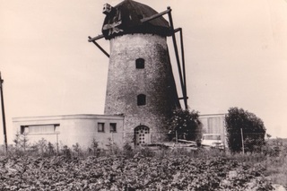 De verbouwing van windmolen tot woning in 1960, aanblik vanuit het oosten