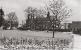 Park 'Alter Friedhof' (old cemetery), view from the south south-west in the direction of the hospital, around 1960