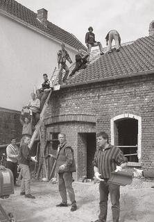 Mit Hilfe der A-Jugendfußball-Mannschaft des TSV Weeze und anderer freiwilliger Helfer gingen die Dachdeckerarbeiten zügig voran, 2005.