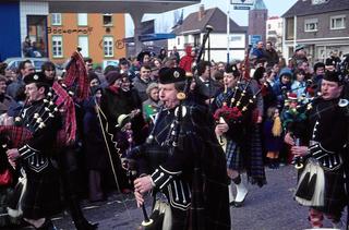 De doedelzakfanfare van RAF Laarbruch was bij feesten en optochten een bijzondere attractie, carnaval 1979.
