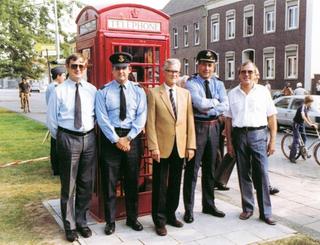 Overhandiging van een Britse telefooncel aan de gemeente Weeze door Group Captain Smart, 1983