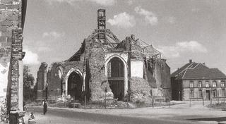 Sankt Cyriakus in Trümmern, Blick vom Marktplatz in Richtung Kirchenportal, nach 1945.