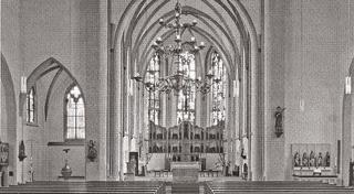 Sankt Cyriakus, Innenraum, Blick in Richtung Ostchor mit neogotischem Hochaltar (F. Langenberg/Goch, 1898), 2011.