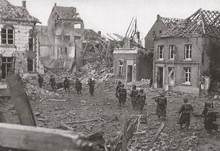 Geallieerde troepen rukken op naar het marktplein, maart 1945.