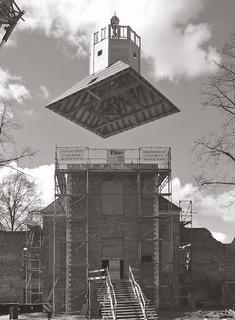 Haus Hertefeld, Aufsetzen der barocken Turmhaube, April 2005.