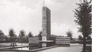 Cyriakusdenkmal, im Vordergrund liegt der Cyriakusbrunnen, ein neun Meter langes Wasserbecken, Postkartenansicht vor 1939.