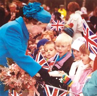 Militair vliegveld Laarbruch: Queen Elizabeth II begroet kinderen van het kinderdagverblijf, november 1990.