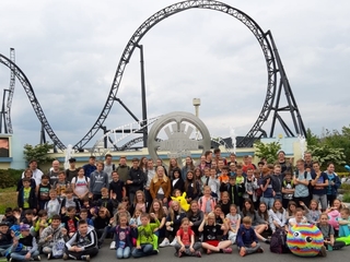 Am Wochenende fuhren 100 Jugendliche im Alter von 10 bis einschließlich 17 Jahren mit einigen Betreuern nach Bottrop, um den Freizeitpark Warner Brothers Movie Park Germany zu besuchen