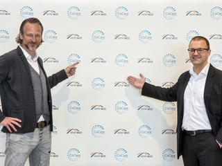 Dr. Sebastian Papst (rechts im Bild) und Sven Stute bei der Übernahme des Corona-Testcenters im Flughafenterminal. Bild: Markus van Offern / Flughafen