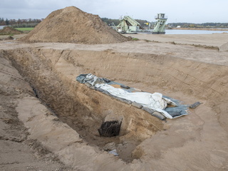 Der hölzerne Brunnen ist einer der letzten Befunde, die vor dem endgültigen Ende der Ausgrabungen noch zum Vorschein gekommen sind. Foto: Marcel Zanjani/LVR-Amt für Bodendenkmalpflege im Rheinland