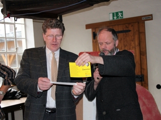 von links nach rechts: Die Vorstandsmitglieder Gerhard Pöppel und Johannes Bauer freuen sich auf die zahlreichen Gäste, die auf die Ziehung ihres Gewinnloses an diesem Tage hoffen.