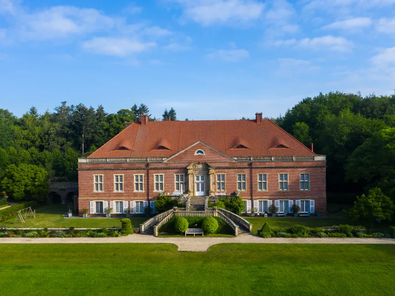 Schloss Kalbeck frontale Außenansicht bei blauem Himmel