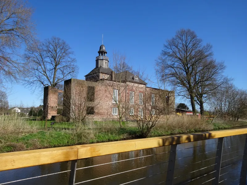 Ein Blick auf das Schloss Hertefeld von der Nierspromenade aus