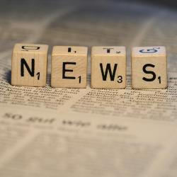 Neuigkeiten aus Weeze Das Wort News mit Scrabble Steinen