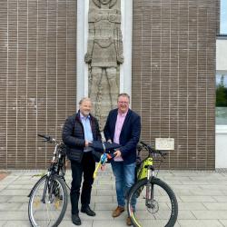 Bürgermeister Weber übergibt die Staffeltasche an Bürgermeister Koenen in Weeze Staffelfahrt durch den Kreis - Uedem übergibt die Staffeltasche in Weeze