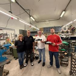 bendys shoes: Hands-free-Schuhinnovation „Made in Weeze“ Bürgermeister Georg Koenen und die Gründer von Bendy's Schuhe