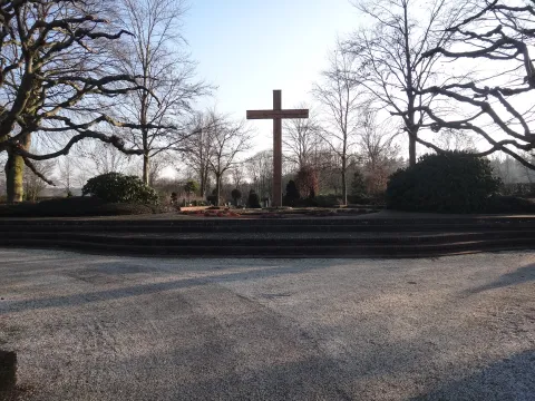 Katholischer Friedhof auf dem Gesseltweg Große Kreuzstatue auf einem Friedhof