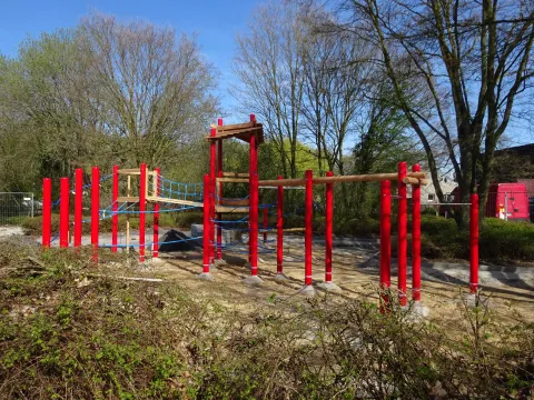 Spielplatz auf der Matthias-Claudius Straße Spielgeräte eines Spielplatzes