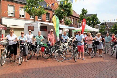 Raderlebnistag Eine Gruppe Radfahrer beim Radwandertag