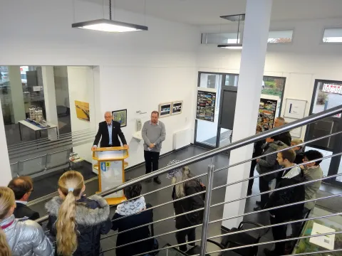 Ausschnitt der Hobbykunstausstellung 2017 Eröffnungsrede von dem stellvertretenden Bürgermeister bei einer vergangenenen Hobbykünstlerausstellung