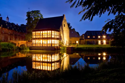 Auf diesem Bild ist das Restaurant Vis-à-Vis in der historischen Wassermühle von Schloss Wissen zu sehen. Auf diesem Bild ist das Restaurant Vis-à-Vis in der historischen Wassermühle von Schloss Wissen im Abendlicht zu sehen.