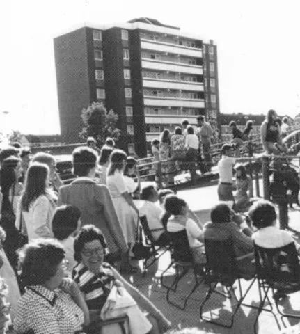 Mehrere Personen schauen diversen Aktivitäten zu anlässlich der Britisch-Deutschen Wochen 1978