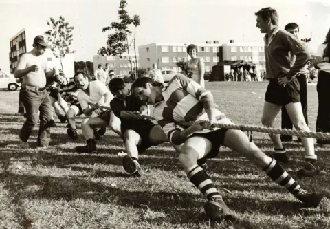 Sportlicher Wettkampf mit "Tauziehen" an der Magdeburger Straße Britisch-Deutsche Woche 1978: Sportlicher Wettkampf mit 'Tauziehen' an der Magdeburger Straße
