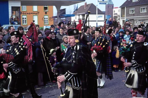 Dudelsackkapelle der Royal Air Force Laarbruch bei Festen Dudelsackspiler bei einem Marsch vor Publikum 1979
