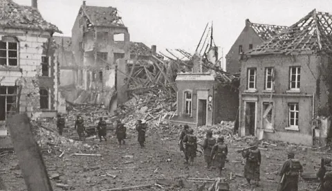 Zerstörte Häuserfassaden Marktplatz