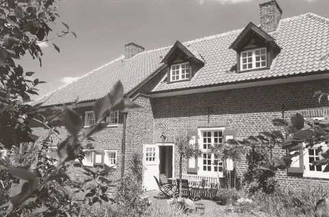 Restauriertes Gebäude mit Blättern im Vordergrund
