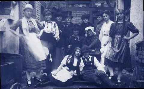 Weezer Theatergruppe mit Helene Devries um 1921 Mehrere Personen der Theatergruppe posieren 1921 vor der Kamera