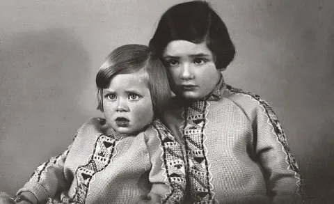 Geschwister Marion und Rosemarie Koopmann Geschwisterbild Marion und Rosemarie Koopmann zweier Kinder um 1935