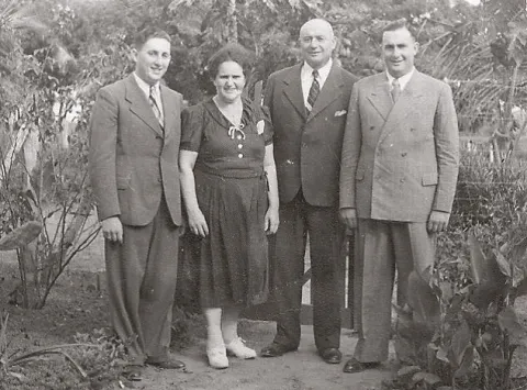 Ludwig und Jenny Devries mit Söhnen Horst und Albert Ludwig und Jenny Devries mit Söhnen Horst und Albert schick gekleidet in Anzügen