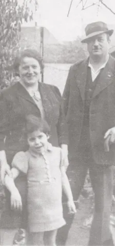 Familie Devries 1942 Familie Devries 1942: Vater, Mutter und Tochter posieren für ein Familienfoto