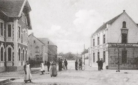 Bahnstraße mit Blick in Richtung Bahnhof Mehrere Personen auf der damaligen Bahnstraße mit Villa Janssen links im Bild um 1910