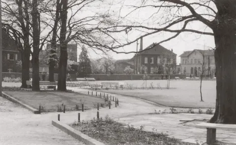 Park „Alter Friedhof“, Blick von Norden in Richtung Bahnhof, um 1960. Park "Alter Friedhof" mit Blick in Richtung Bahnhof
