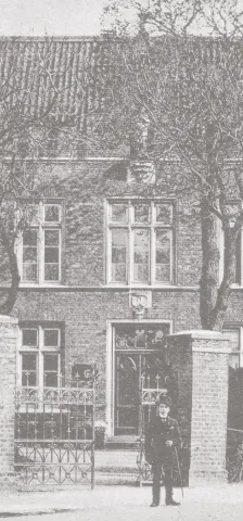 Sankt-Theresien-Stift, Postkartenansicht um 1910 Sankt-Theresien-Stift Fronansicht mit einer Person i Vordergrund um 1910