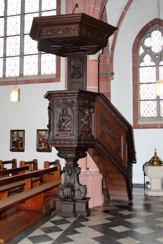 Kanzel in Heilig Kreuz Wemb Kanzel im Kirchenraum, große Treppe aus Holz angrenzend