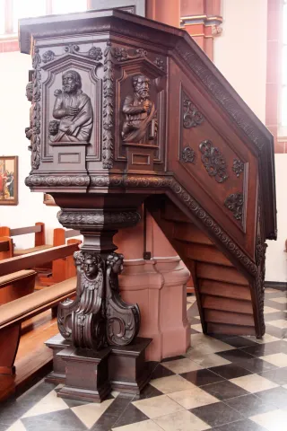 Kanzel der Klosterkirche aus dem Jahr 1620 Kanzel aus Holz. Die Eingravierungen zeigen die vier Evangelisten und an der Rückseite den heiligen Franziskus
