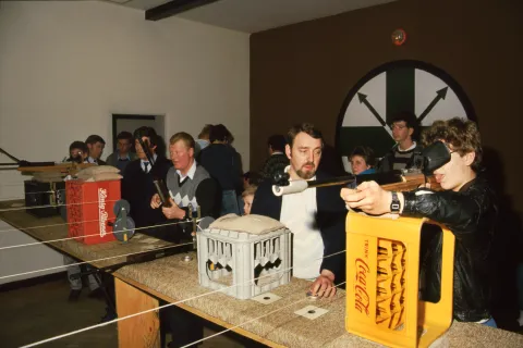 Wember Vereine und Gruppen nutzen das Haus regelmäßig Mehrere Männer des Schützenvereins schießen im Christophorus-Haus