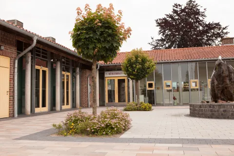 Ansicht des Eingangsbereiches mit Vorplatz des Bürgerhaus Wemb 