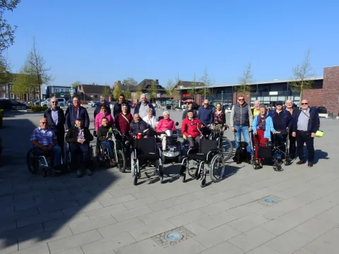 Eine Gruppe von Rad-und Rollstuhlfahrern in Weeze