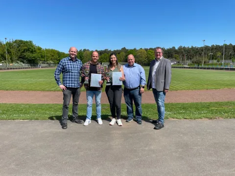 Einzelsieger der 30. Weezer Kegelortsmeisterschaften Andreas Ingenbleek (Weezer Kegelfreunde), Einzelortsmeister 2025 Andy Hendricks (mit 89 Punkten), Einzelortsmeisterin 2025 Lena Heisters (mit 83 Punkten), Matthias Winkels (Weezer Kegelfreunde) und Schirmherr Bürgermeister Georg Koenen