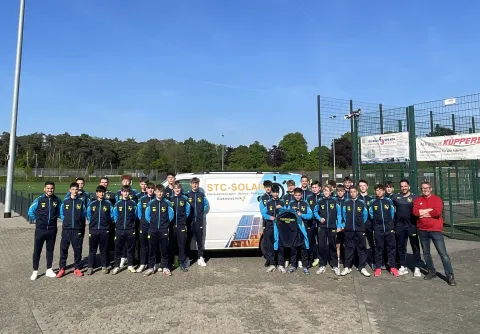 Neue Trainingsanzüge für den TSV Weeze Die B und C-Jugend des TSV Weeze