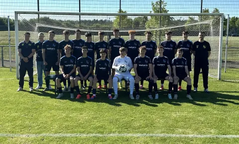 Mannschaftsfoto der B-Jugend TSV Weeze mit neuem Trikotsatz Mannschaftsfoto der B-Jugend TSV Weeze mit neuem Trikotsatz