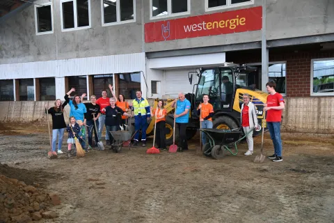 Mitglieder von Reiterverein und Westenenergie erneuern den Hallenboden