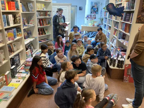 PCS 2025 Kinder der Klasse 4b in der Bücherei Kinder in der Bücherei